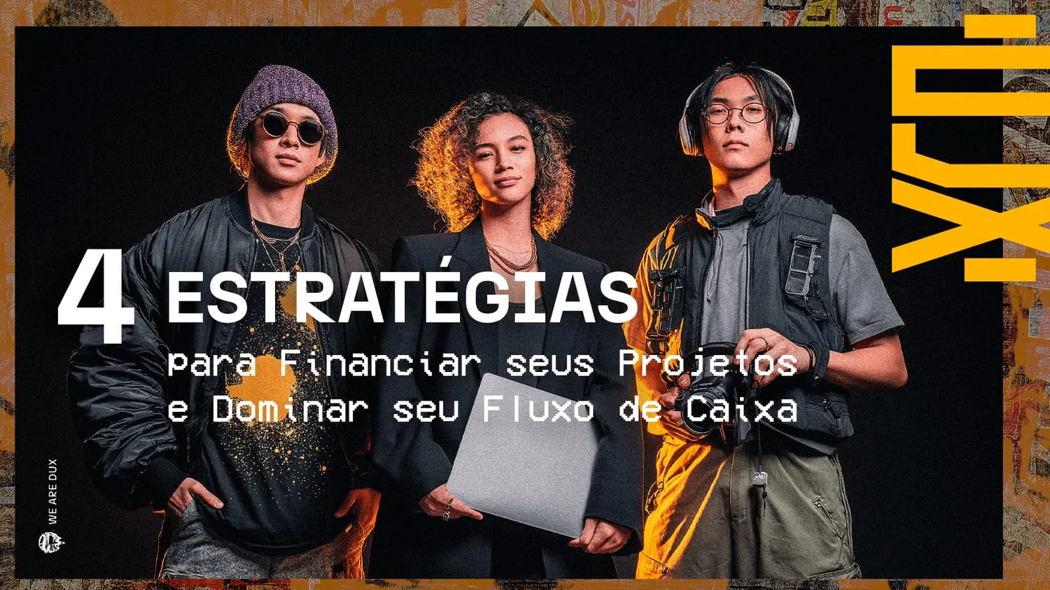 Três jovens criadores estilosos posando diante de um muro grafitado alaranjado, com o título '4 estratégias para financiar seus projetos e dominar seu fluxo de caixa'