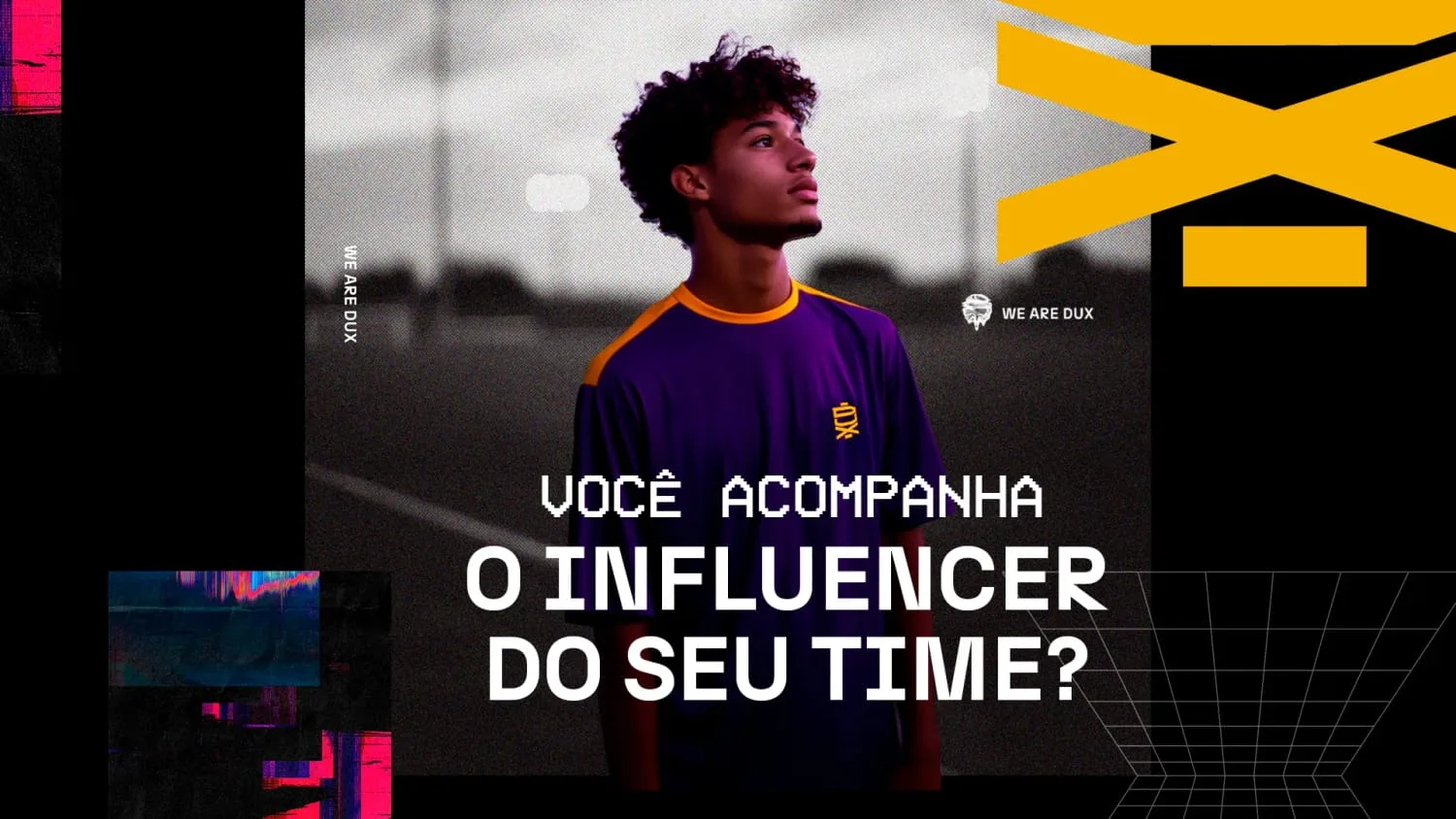 Jovem com camisa de futebol roxa e amarela em pé num campo, sobre fundo escuro, com a pergunta 'Você acompanha o influencer do seu time?'