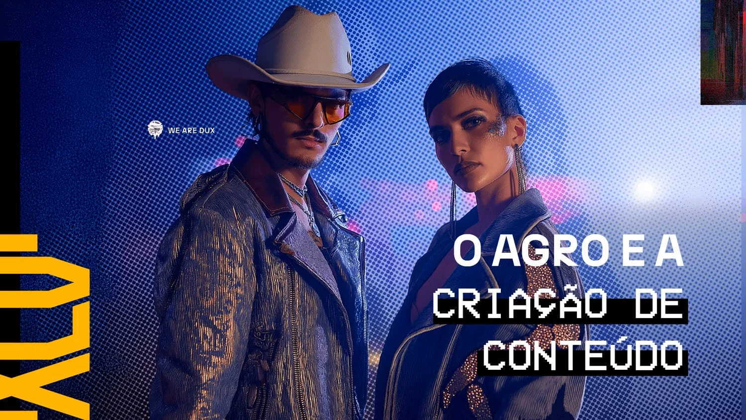 Dupla em moda country — homem de chapéu branco e uma mulher — sob luz azul de palco, com o título 'O agro e a criação de conteúdo'